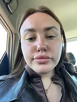 XXX chat uživo modela KiraSunshine