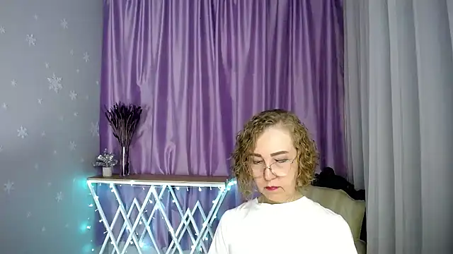 queen_a_n_i Show in webcam