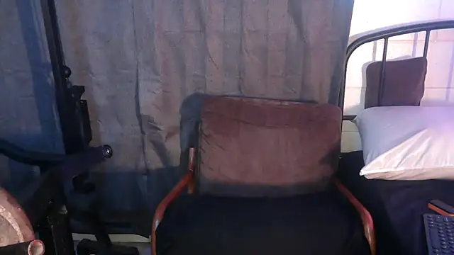 k1oudE's Live XXX Chat