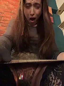 Holly_Play Adlı Modelin Canlı XXX Sohbeti