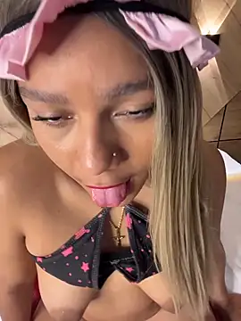 MiaBlonde1's Webcam Show