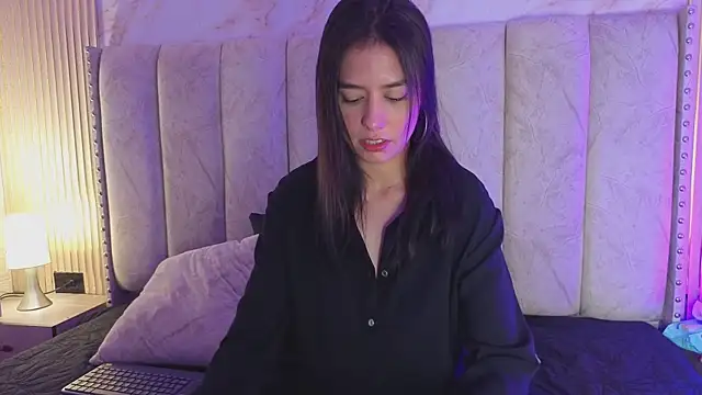 Alahia_Bloom Adlı Modelin Canlı XXX Sohbeti