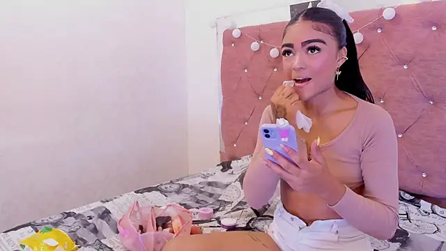 Alaia2's Live XXX Chat