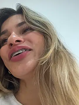 Онлайн чат XXX cuteluci_