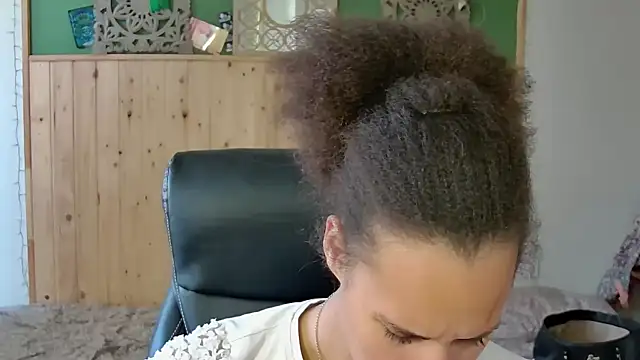 Show modela AaliyahHarris na web-kameri