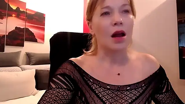 love-bionda Adlı Modelin Canlı XXX Sohbeti