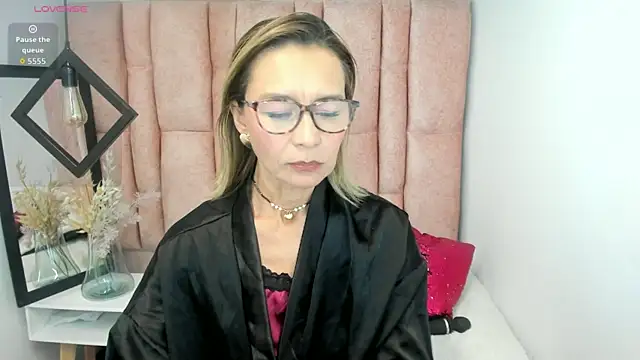 Issa_Milf__ Chat XXX in diretta