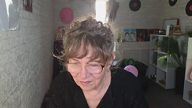 Betty_Brick Adlı Modelin Canlı XXX Sohbeti