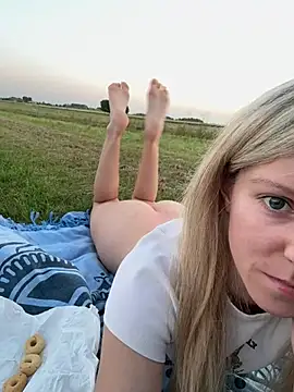 ChiaraLewis Show in webcam