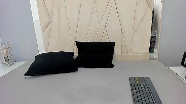 adams_bobby: διαδικτυακό σόου στην κάμερα