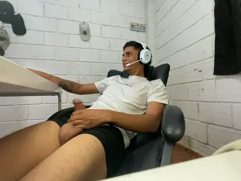 Pokazy przed kamerką – Max_TheHorseDick