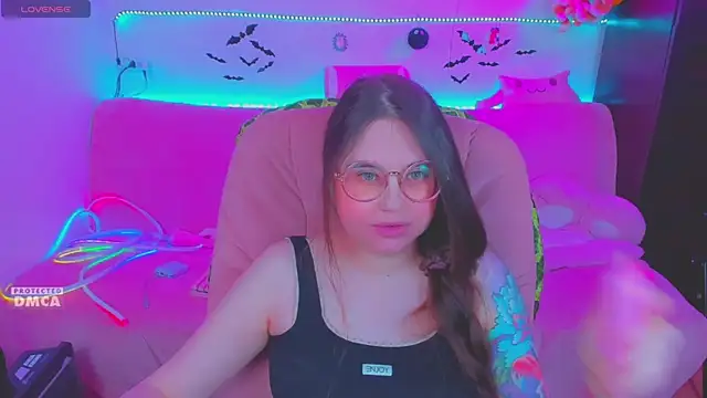 Lolisuccub Adlı Modelin Canlı XXX Sohbeti