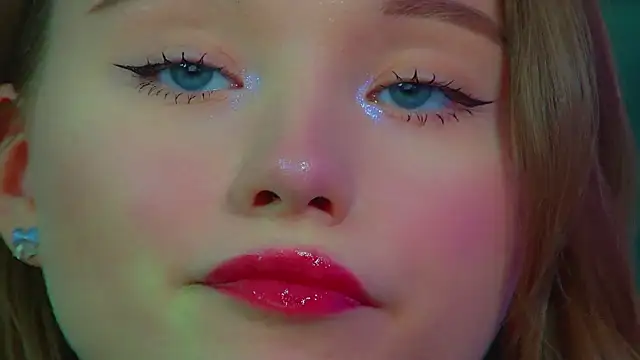 KeiraAsti Show in webcam