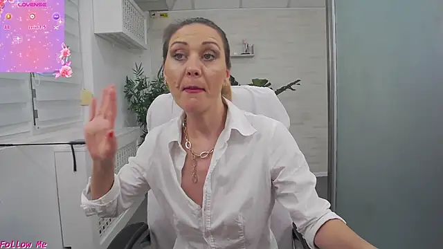 Chatroom XXX en direct de EllaMilf_