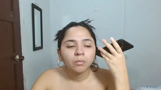 Thalian Adlı Modelin Canlı XXX Sohbeti