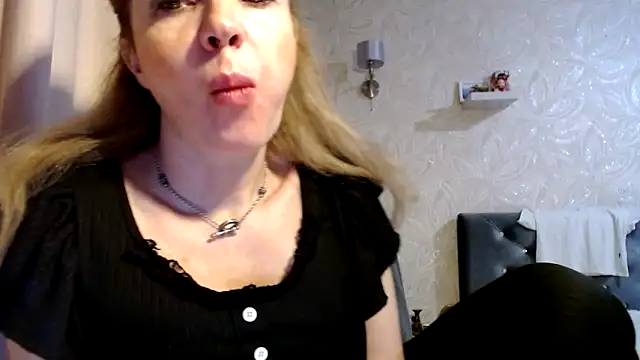 LuciaSnowy 라이브 XXX 채팅