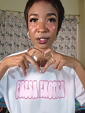 TinnaNoir's Live XXX Chat