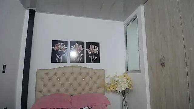 pinky_f00x's Live XXX Chat