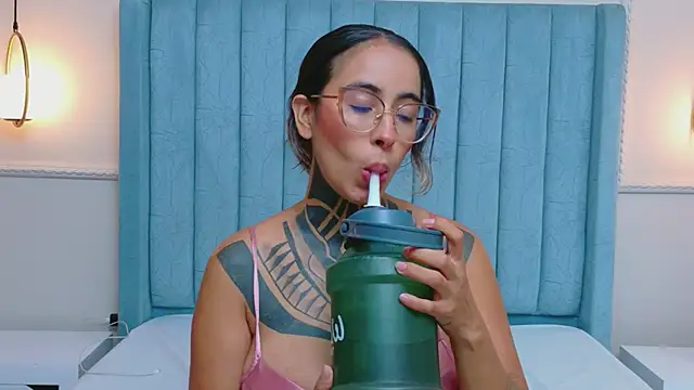 Chat +18 de NicoleBlum ao vivo