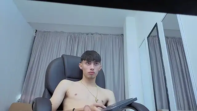 Caled_Saenz Show in webcam