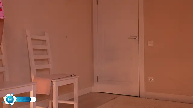 XXX chat uživo modela Miablueye