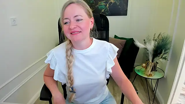 CharlotteKerti Chat XXX in diretta