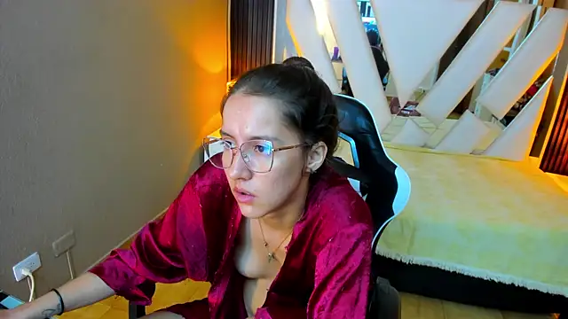 Chat XXX en directo de Linda4Petite