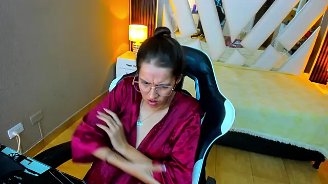 Linda4Petite 现场XXX聊天