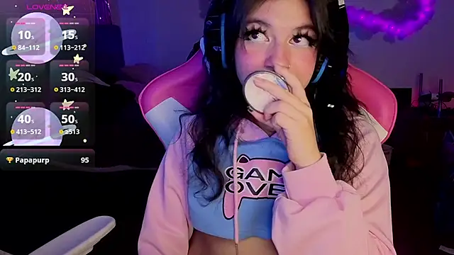 larah_uwu Chat XXX in diretta