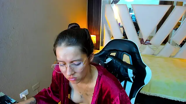 Linda4Petite 现场XXX聊天