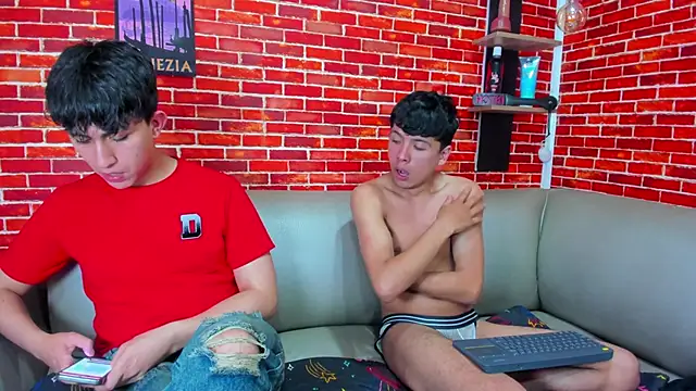 Hoot_boyss_ webcam show