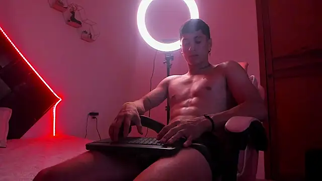 Dark_Valentino_: διαδικτυακό σόου στην κάμερα