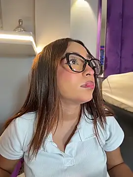 MiaCamille_ Adlı Modelin Canlı XXX Sohbeti