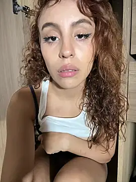 Katee_Jones Adlı Modelin Canlı XXX Sohbeti
