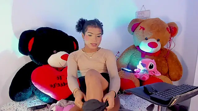 nikolle_mistrreHots Show in webcam