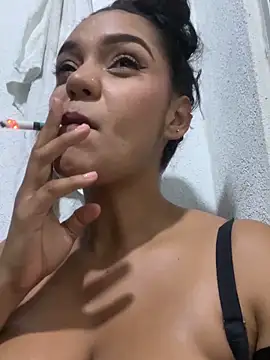 Sara-77 Show in webcam