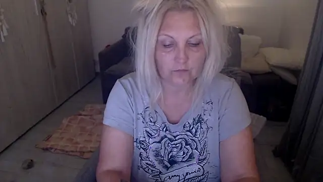 Divineblondn Live XXX chat