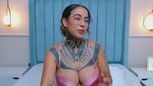 Chat +18 de NicoleBlum ao vivo