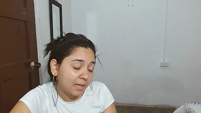 Thalian Adlı Modelin Canlı XXX Sohbeti