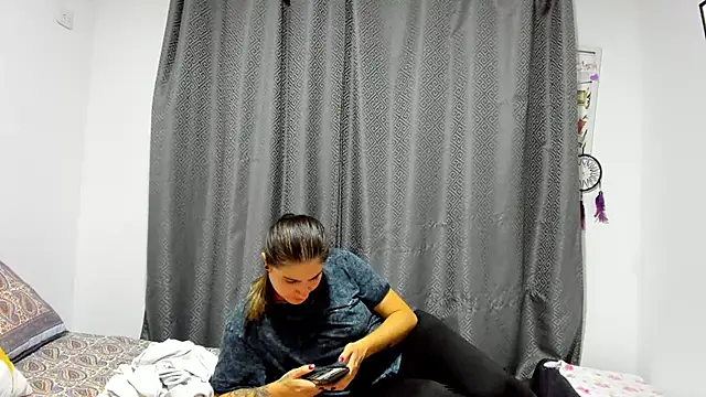 Chat +18 de amelie_collins ao vivo