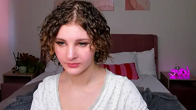 Kira__Fluffy: διαδικτυακό σόου στην κάμερα