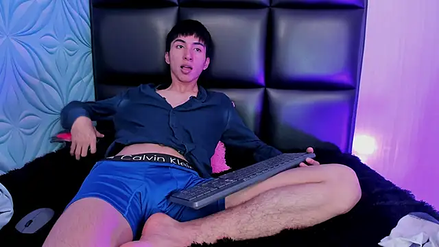 Show modela LittleNerd18 na web-kameri