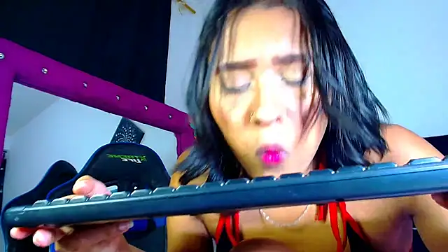 Jenng18 Adlı Modelin Canlı XXX Sohbeti