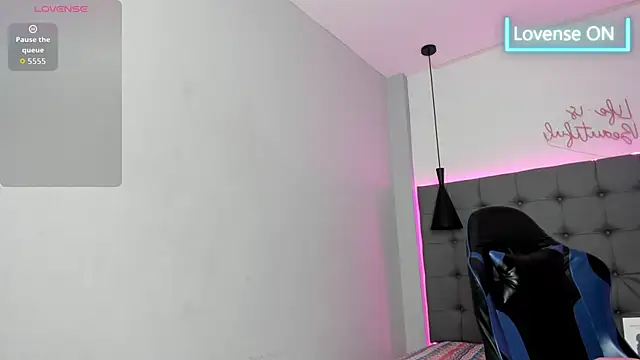 scarletcherry18's Webcam Show