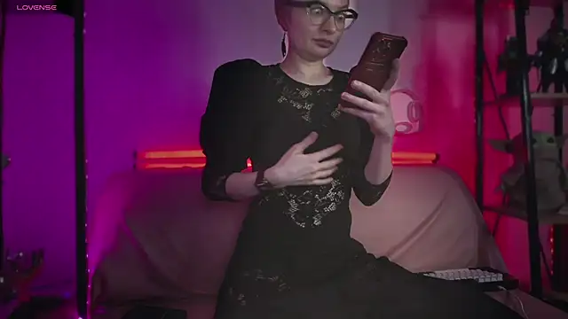 CyberXGoddess Adlı Modelin Canlı XXX Sohbeti