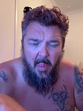 TatooedBear: διαδικτυακό σόου στην κάμερα