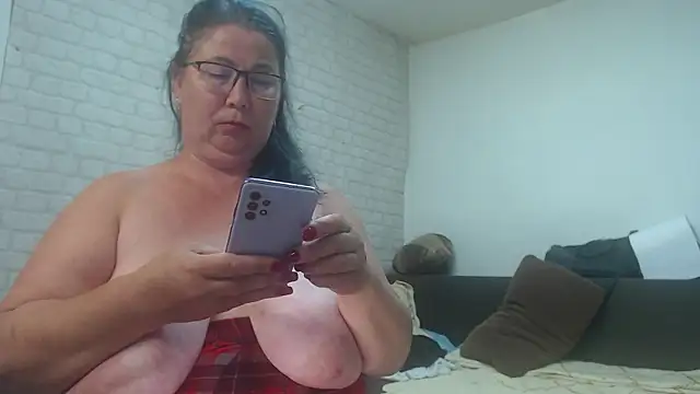 Онлайн чат XXX EmmaSquirt