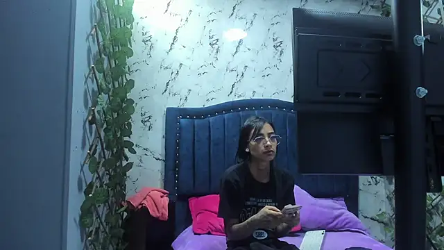 KarlaSlutSkinny__ Chat XXX in diretta