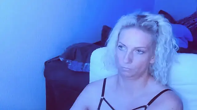SexyJulia21 Adlı Modelin Canlı Sohbet Odası