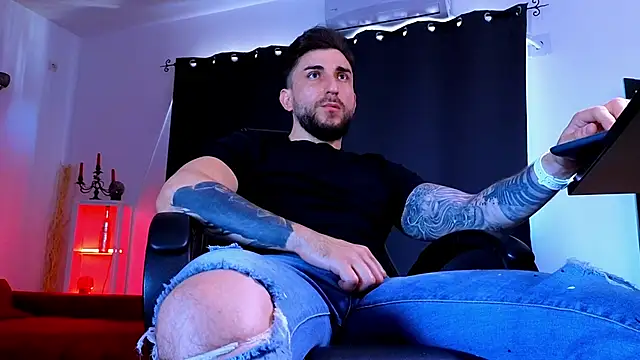 MightyAaron66's Live XXX Chat